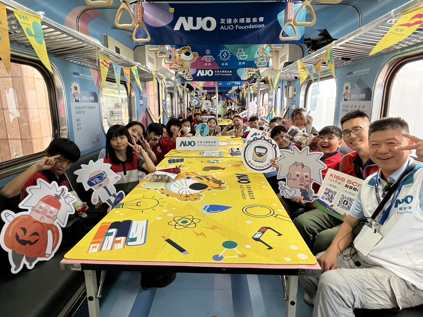 友達(dá)永續(xù)基金會參與「臺灣科普環(huán)島列車」，設(shè)計(jì)基礎(chǔ)科學(xué)車廂課程，以「淨(jìng)零碳排和永續(xù)能源」為主題，讓學(xué)生透過創(chuàng)意實(shí)驗(yàn)認(rèn)識淨(jìng)零知識，以及思考生活中的減碳行為