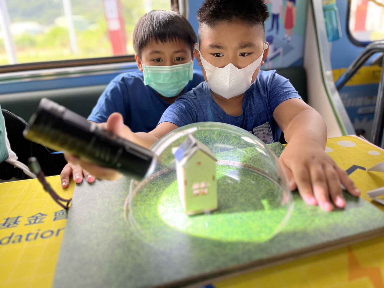 友達(dá)參與基礎(chǔ)科學(xué)主題車廂，以STEAM教學(xué)精神，設(shè)計(jì)「逐日科學(xué)家」、「太陽能工程師」以及「淨(jìng)零建築師」三大能源科普課程和實(shí)驗(yàn)