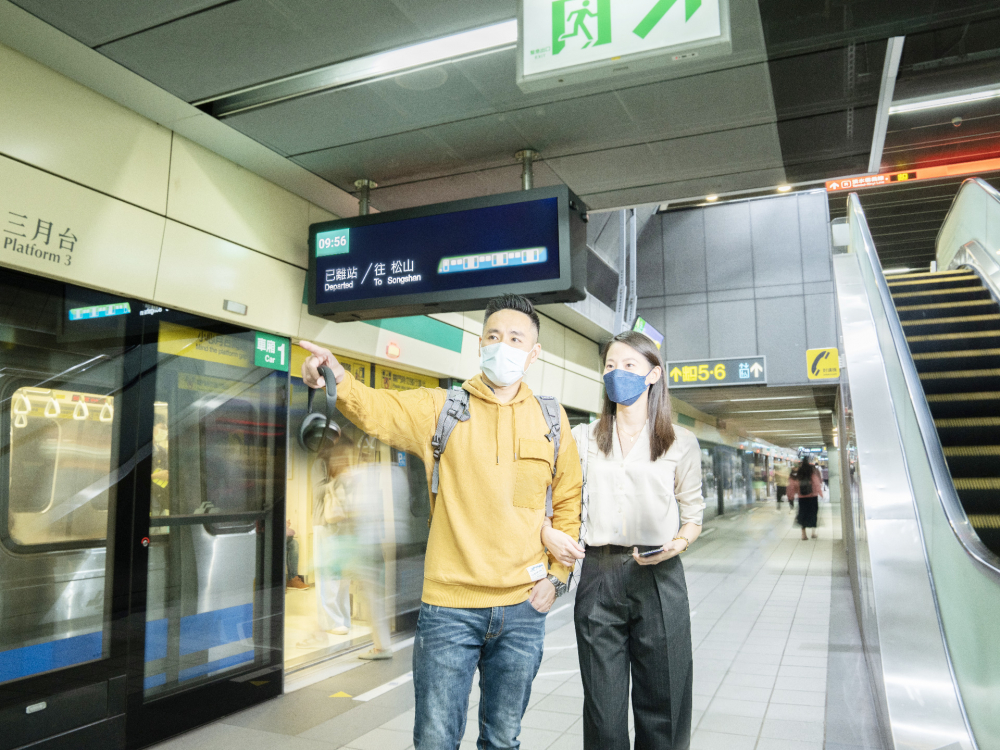 友達(dá)旗下達(dá)擎之客製化TARTAN顯示器  ，於臺(tái)北捷運(yùn)中山站亮相。以獨(dú)特長(zhǎng)條型比例與高畫(huà)質(zhì)特色 ，為臺(tái)北捷運(yùn)站帶來(lái)嶄新的都會(huì)車(chē)站風(fēng)貌