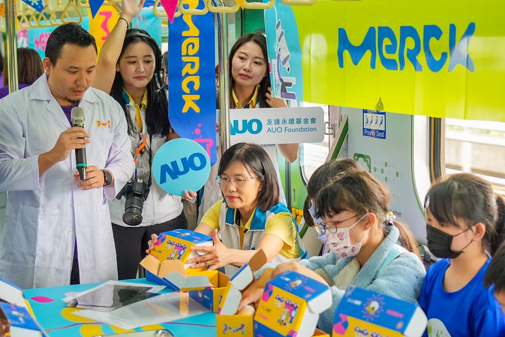 友達(dá)以光電 、再生能源、水資源三大核心  ，設(shè)計「再生能源和循環(huán)經(jīng)濟(jì)」多元永續(xù)教育主題 ，並攜手供應(yīng)鏈夥伴默克開發(fā)創(chuàng)意科學(xué)教材及實(shí)作體驗(yàn)  ，期讓永續(xù)素養(yǎng)透過科學(xué)探索向下扎根