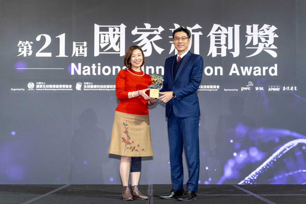 友達(dá)旗下子公司友達(dá)耘康與達(dá)擎分別以「中醫(yī)數(shù)位化檢測(cè)解決方案」及「寬視角3D醫(yī)療顯示器」獲得第二十一屆國(guó)家新創(chuàng)獎(jiǎng)「智慧醫(yī)療與健康科技」類(lèi)別的「企業(yè)新創(chuàng)獎(jiǎng)」與「國(guó)家新創(chuàng)精進(jìn)獎(jiǎng)」兩項(xiàng)殊榮。圖左為衛(wèi)生福利部政務(wù)次長(zhǎng)林靜儀、圖右為友達(dá)光電智慧醫(yī)療事業(yè)群總經(jīng)理廖世宏