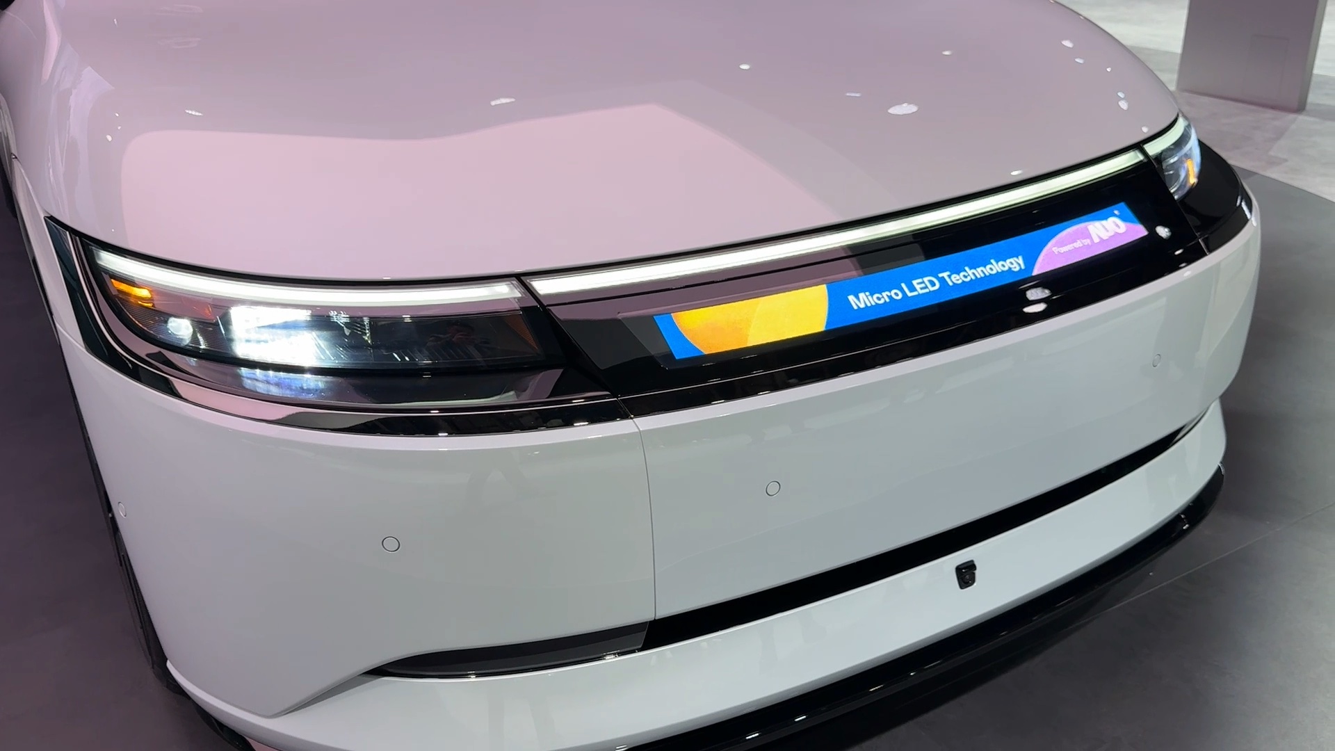 申博太陽(yáng)城Micro LED車(chē)頭顯示解決方案擁有高對(duì)比度度、高亮度、高分辨率和超廣視角等特性  ，可以清晰顯示充電狀態(tài) 、車(chē)輛信息并展現(xiàn)車(chē)主個(gè)人化的主題風(fēng)格、影片文字等內(nèi)容，革新了人與車(chē)的互動(dòng)方式  。